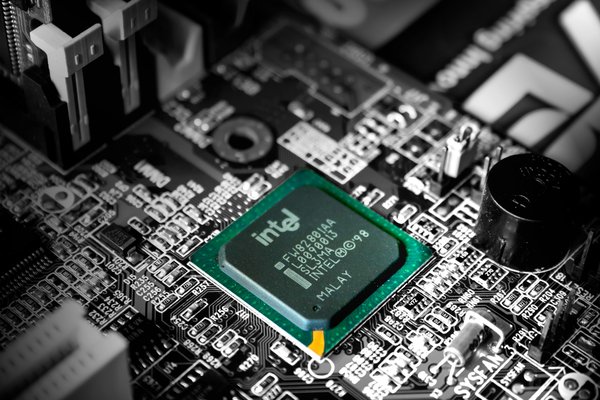 Quels sont les critères pour choisir une carte mère avec plusieurs slots M.2 pour les SSD NVMe ?